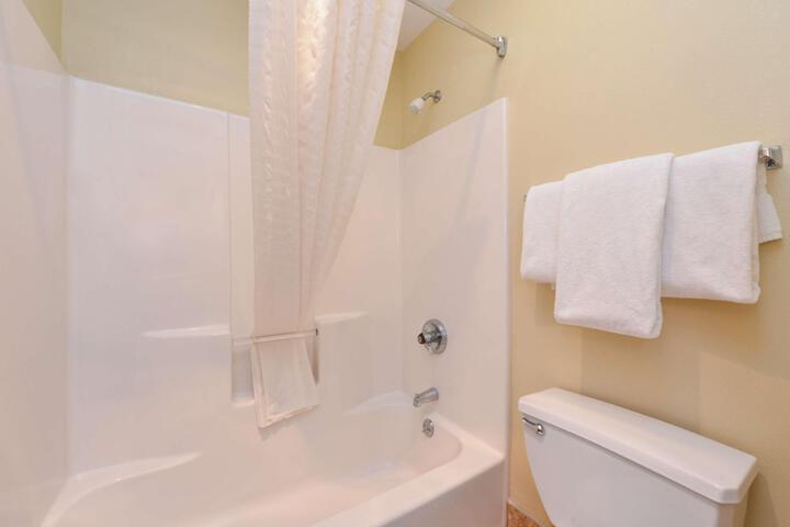 1 King Bed High Speed Internet Accessible Pillowtop Bed Microwave and Refrigerator Full (6 of 10)