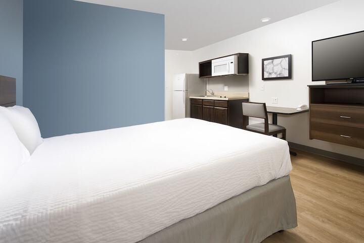 1 Queen Bed (3 of 16)
