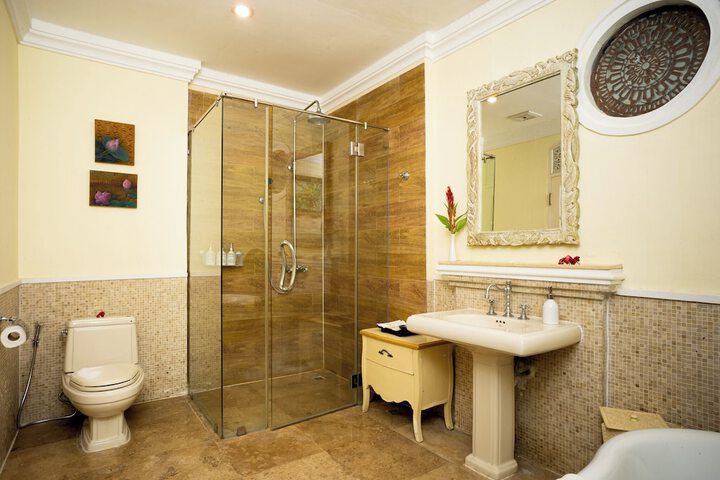 Room 10 of 16