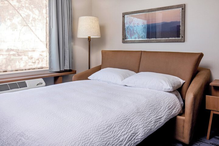 1 King Bed (3 of 5)