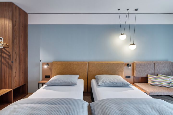 Room 9 of 33