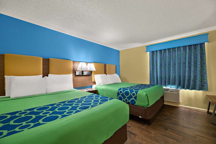 1 King Accessible Roll in Shower Microwave, Refrigerator, Continental Breakfast (4 of 14)