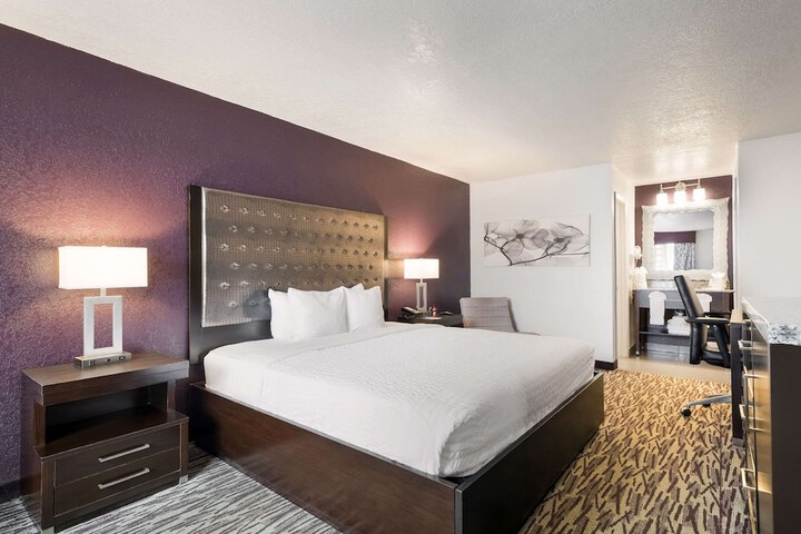 1 King Bed (9 of 18)