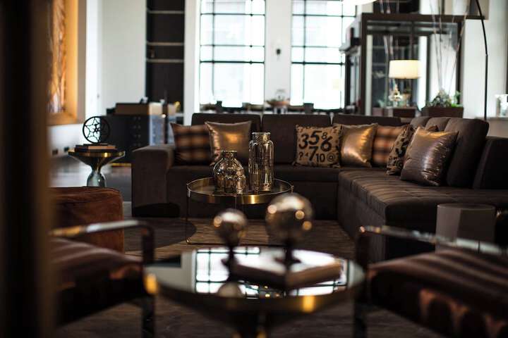 Lobby lounge