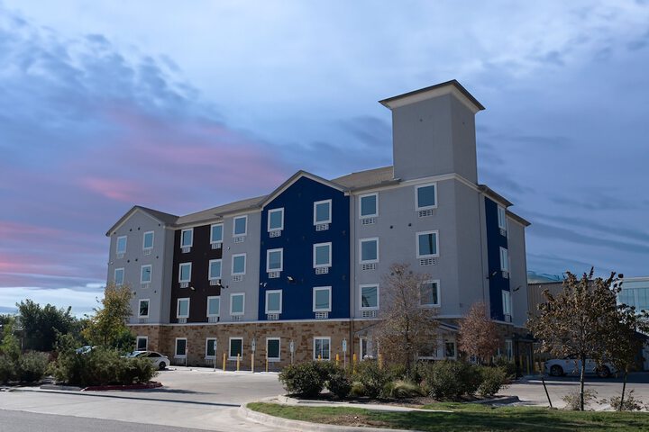 Texas Bungalows Hotel & Hotel Que at i35 Austin Pflugerville
