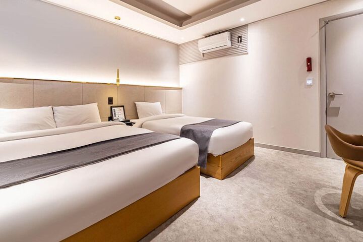 Room 28 of 139