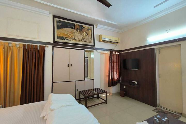 Room 10 of 12
