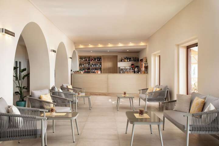 Lounge 62 of 99