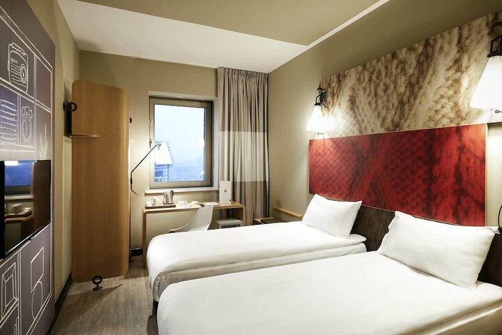 Room 12 of 34