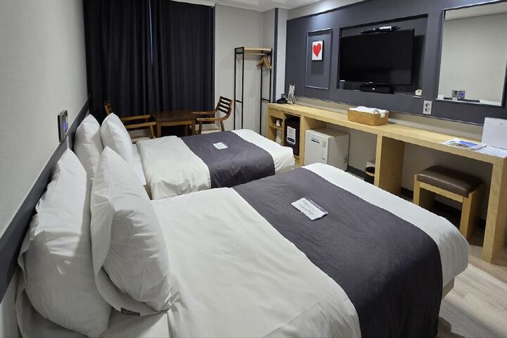 Room 103 of 184