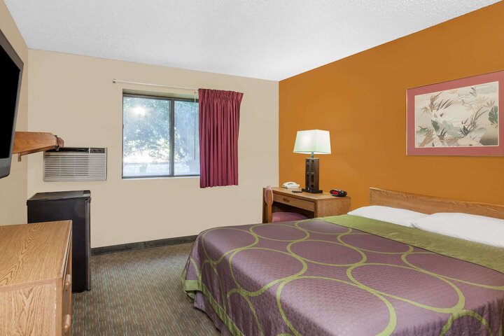 1 Queen Bed Accessible Room (3 of 7)