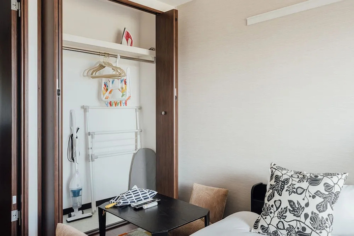 Room 5 of 16