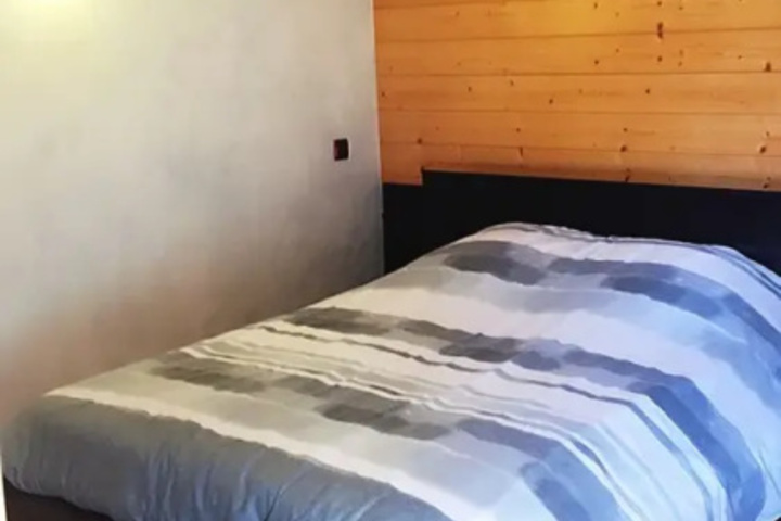 Room 5 of 9