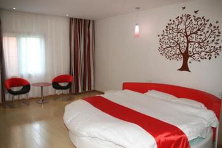 Room 9 of 34