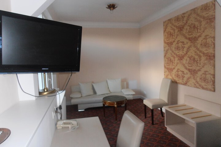 Room 4 of 13