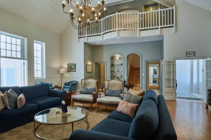 Lounge 11 of 23