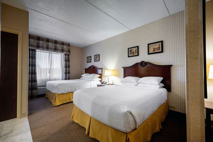 2 Queen Beds (9 of 14)