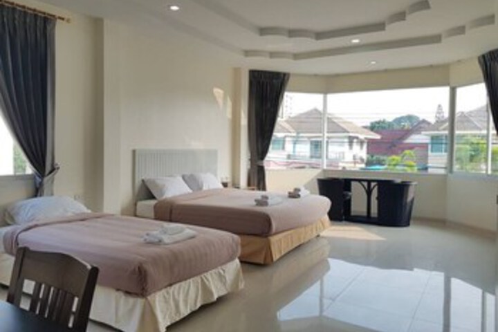 Room 5 of 9