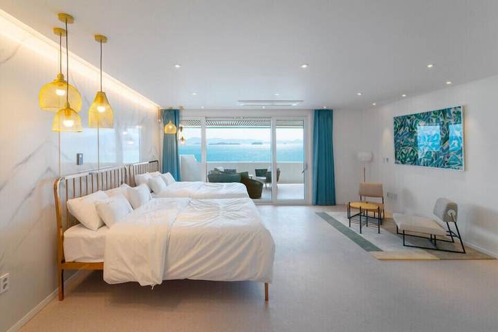 Room 2 of 82