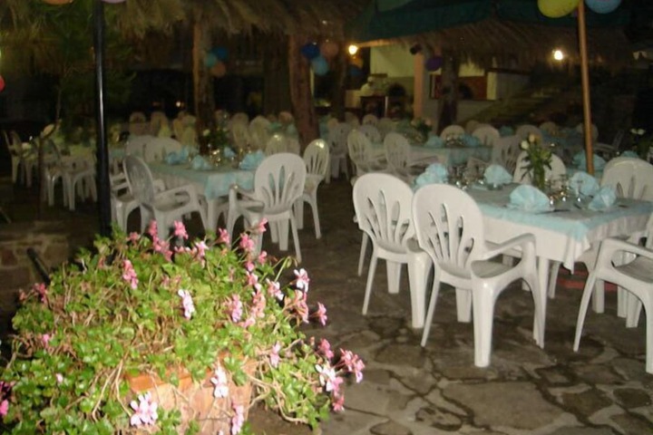 Dining 33 of 42