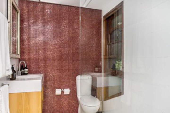 Room 5 of 33