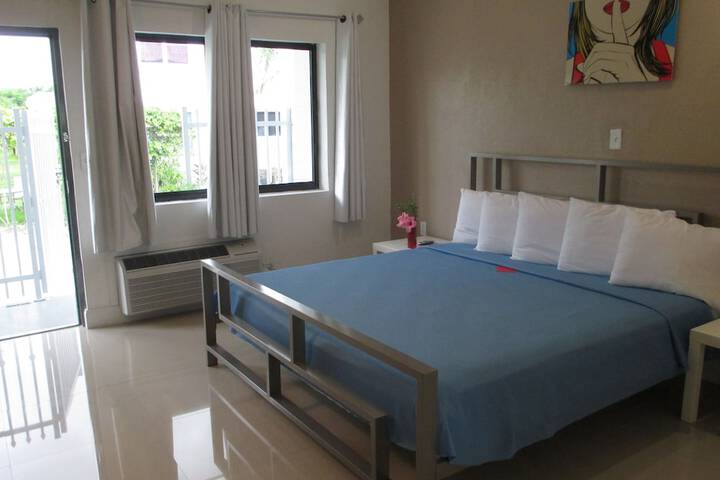 1 Queen Bed (1 of 11)