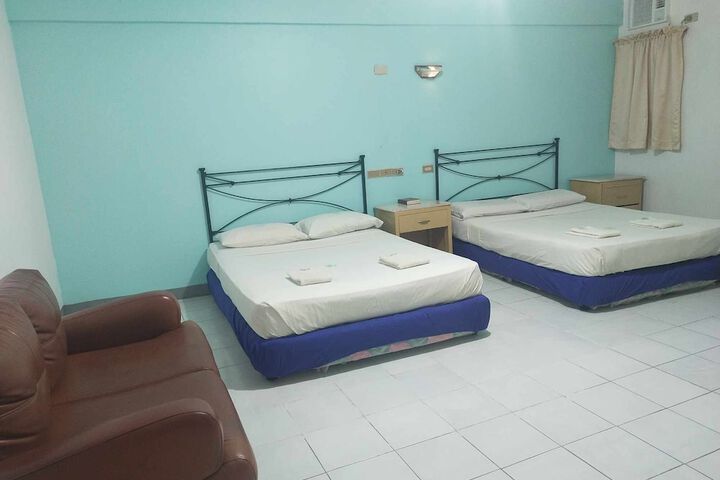 Room 4 of 8