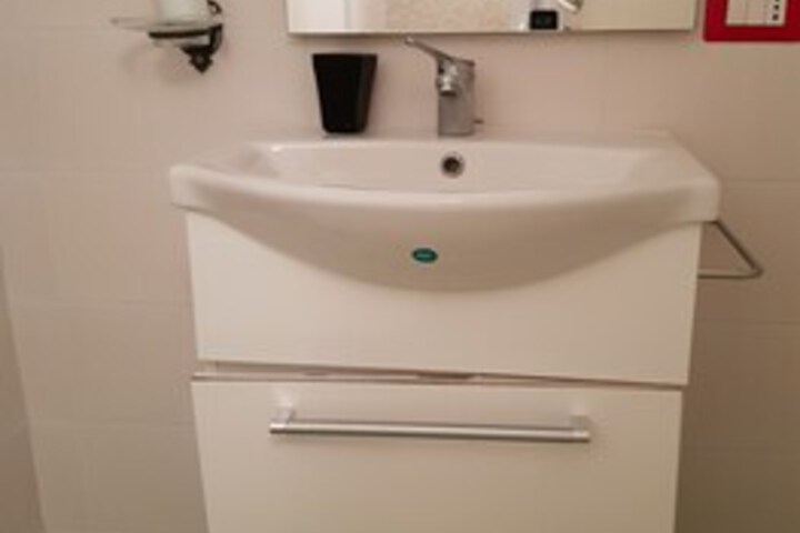 Room 5 of 76