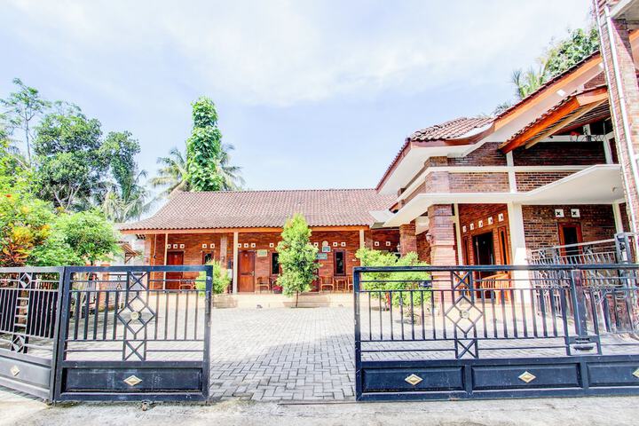 SPOT ON 93819 Homestay Shinta Syariah