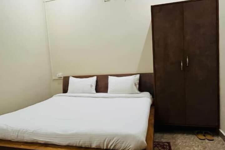 Room 4 of 12