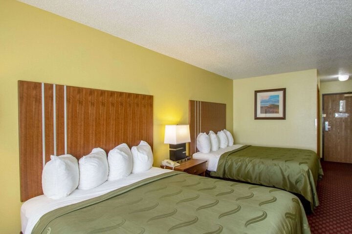 2 Queen Beds (3 of 4)