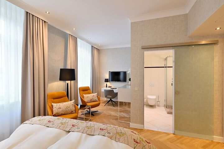 Room 6 of 77