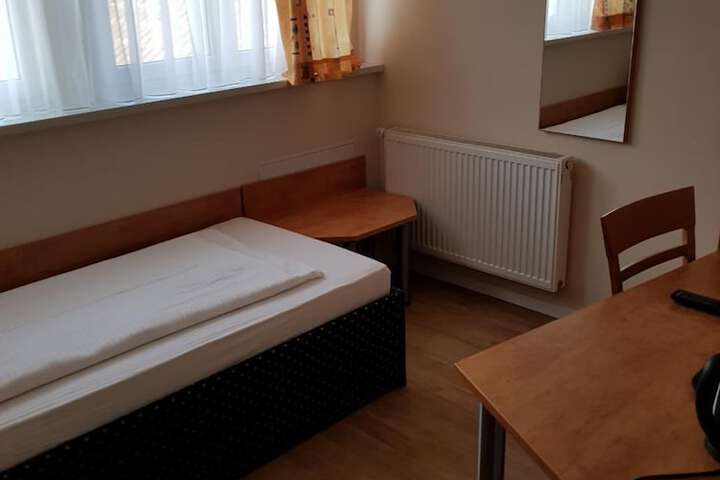 Room 5 of 18