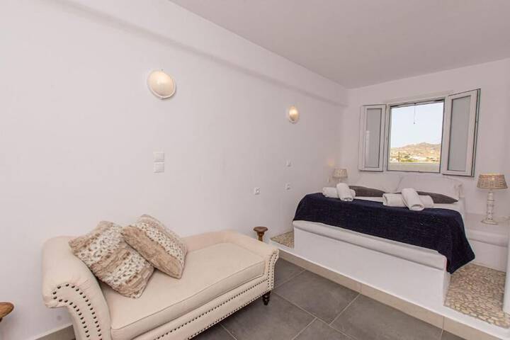 Room 5 of 9