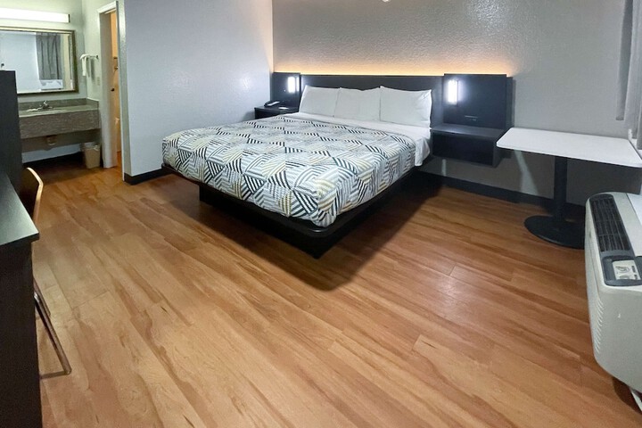 Room 10 of 33