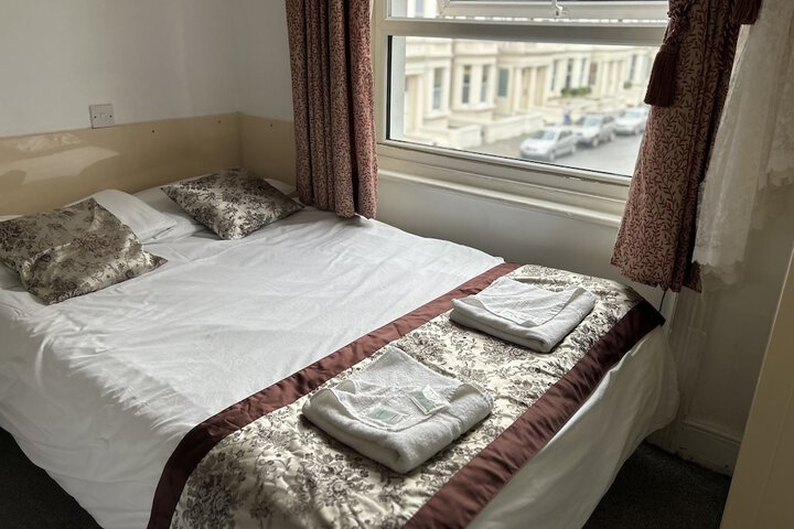 Room 8 of 118