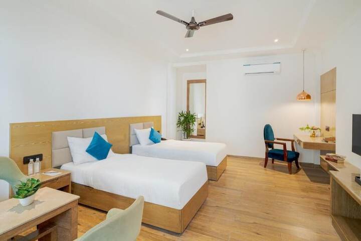 Room 4 of 16