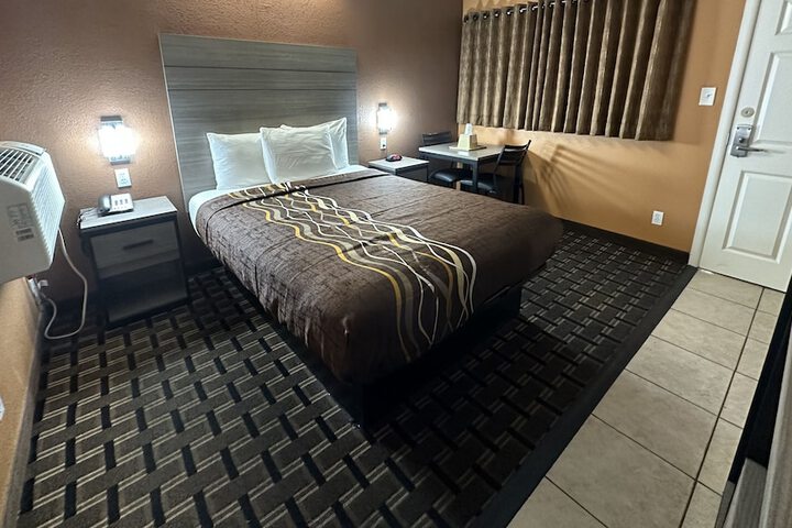 Basic Queen Bed (23 of 35)