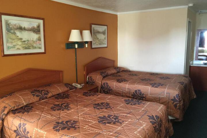 2 Queen Beds (2 of 5)