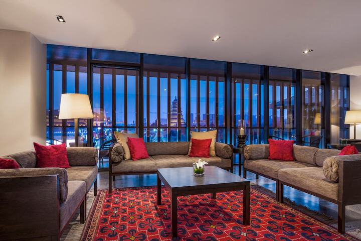 Lounge 72 of 77