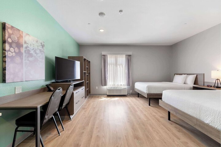 1 Queen Bed Accessible Bathtub with Grab Bars (7 of 21)
