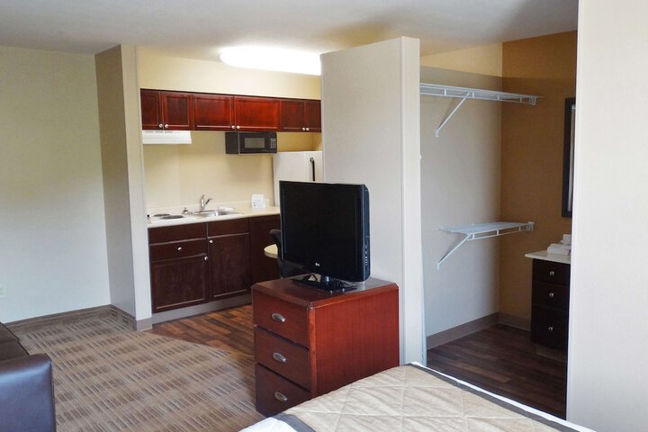 1 Queen Bed (2 of 6)