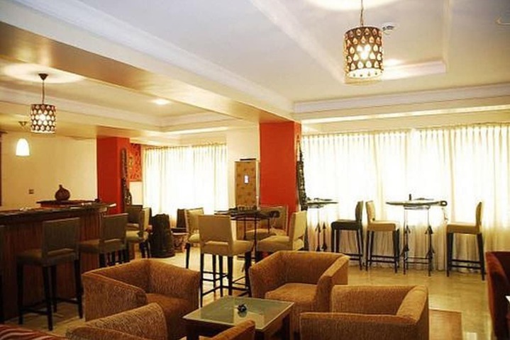 Lounge 34 of 43