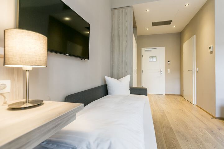 Room 44 of 136
