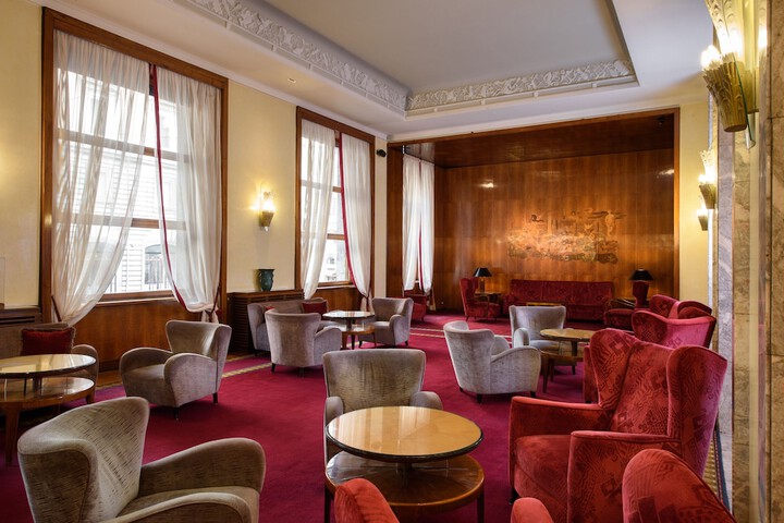 Entrance & Lobby