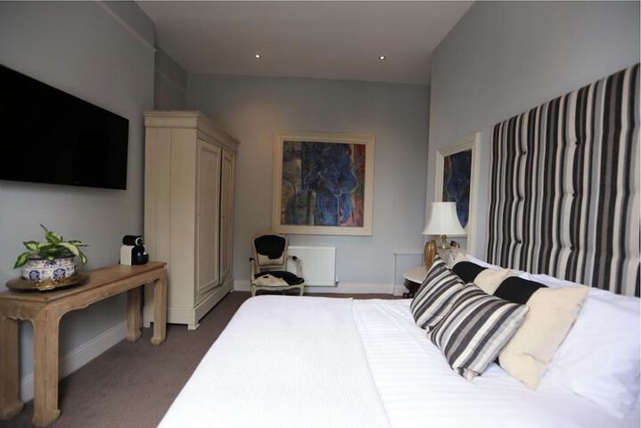 Room 2 of 8
