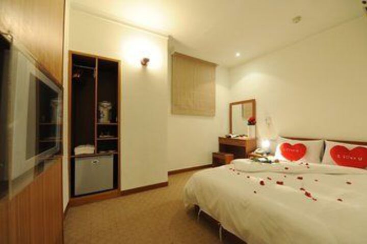 Room 10 of 42