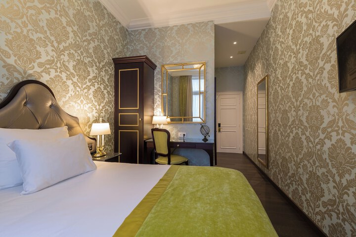 Room 65 of 142