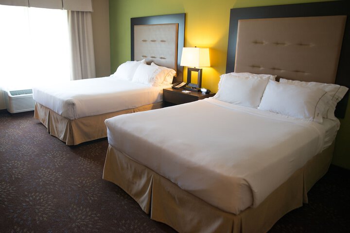 2 Queen Beds (6 of 14)