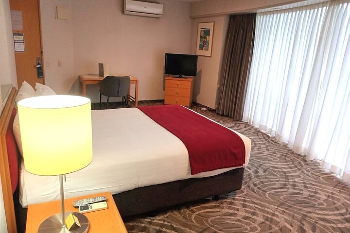 Room 16 of 100